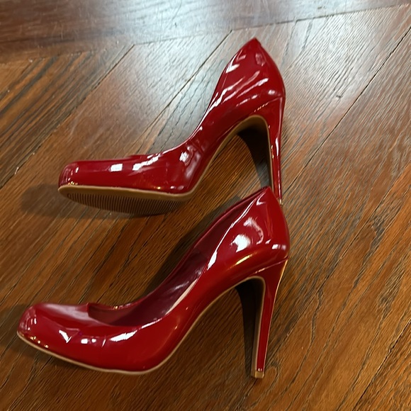 Jessica Simpson red patent leather pumps size 7.5 - Picture 2 of 7